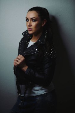 Profesyonel stüdyo portret bir güzel güzellik makyaj ile güzel bir genç kız. Kaya.