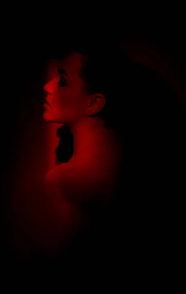 赤のセクシーな激しい少女 赤い背景の美しいセクシーな少女の肖像画 — ストック写真
