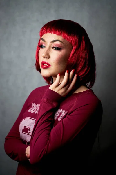 Retrato Uma Menina Atraente Com Sardas Brilhantes Uma Peruca Rosa — Fotografia de Stock