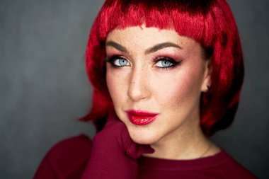 Parlak çilleri ve parlak pembe peruğu olan çekici bir kızın portresi. Tatil ve parti tarzı. Güzellik, makyaj ve kozmetik konsepti.