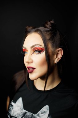 Güzel bir genç kızın moda güzellik portresi. Makyaj kedisi. Saçında koshachmi kulakları olan seksi bir kadın. Stüdyoda koyu arkaplanda poz veren uzun kahverengi saçlı güzel kadının yüzü..