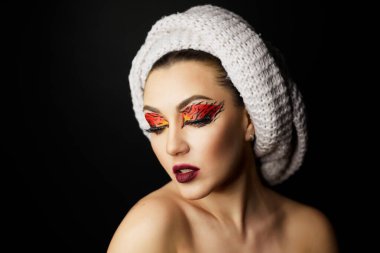 Güzel bir genç kızın moda güzellik portresi. Makyaj kedisi. Saçında koshachmi kulakları olan seksi bir kadın. Stüdyoda koyu arkaplanda poz veren uzun kahverengi saçlı güzel kadının yüzü..