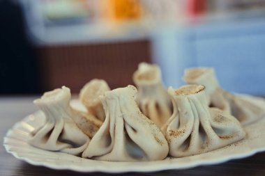 Kızarmış Khinkali 'den Gürcü yemeği, pancardan pkhali.