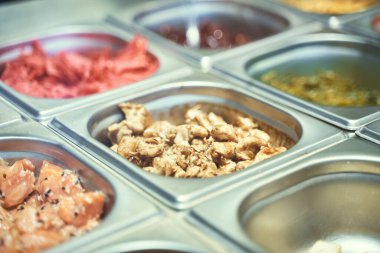 Köri soslu karides ve tabakta pilav, seçici bir odak. Asya yemeği - sebzeli ve pirinçli kızarmış et