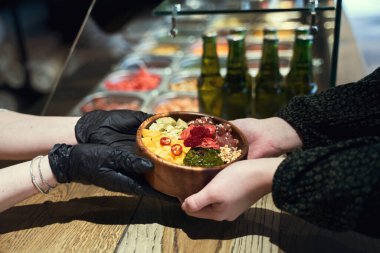 Köri soslu karides ve tabakta pilav, seçici bir odak. Asya yemeği - sebzeli ve pirinçli kızarmış et