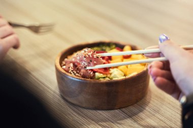 Köri soslu karides ve tabakta pilav, seçici bir odak. Asya yemeği - sebzeli ve pirinçli kızarmış et