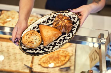 Nane, salsa ve çedar soslu bir yığın Samosa. İran mutfağı samsa