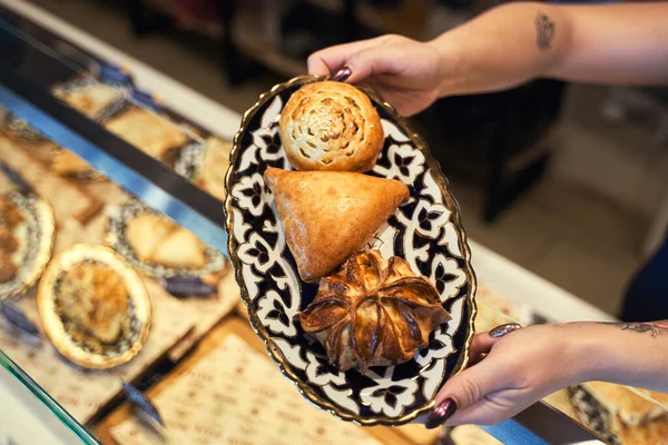 Nane, salsa ve çedar soslu bir yığın Samosa. İran mutfağı samsa