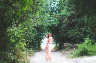  Genç duvushka eğleniyor İtalya sokaklarında yürüyor gülümseyen