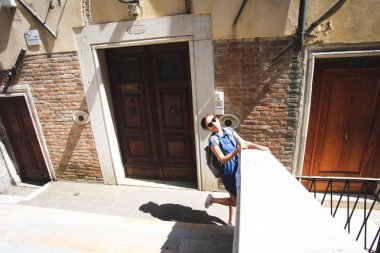  Genç duvushka eğleniyor İtalya sokaklarında yürüyor gülümseyen