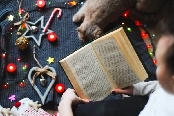 Menina lendo um livro com um belo fundo de guirlanda de gato de volta — Fotografia de Stock