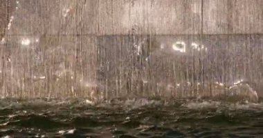 Kentsel köpüklü şelale