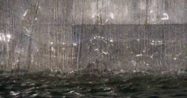 Bir damla su granit çıkıntı ile