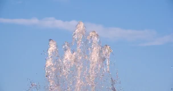 Proudy vody proti obloze — Stock video