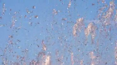 Gökyüzüne karşı su sıçramalarına