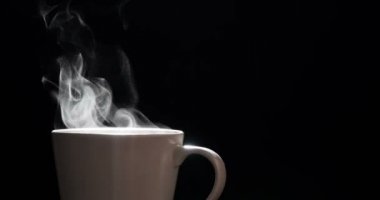 Buhar bir fincan kahve yükselir