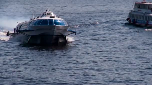 Draagvleugelboot staat op cursus — Stockvideo