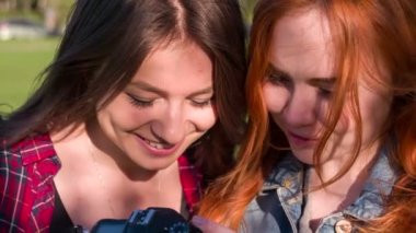 Çekilen fotoğraflara bakarken kızlar