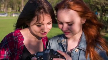 Kızlar güneşli Park