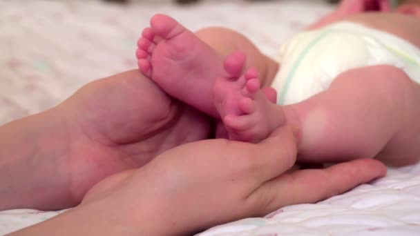 Saltos delicados bebê — Vídeo de Stock