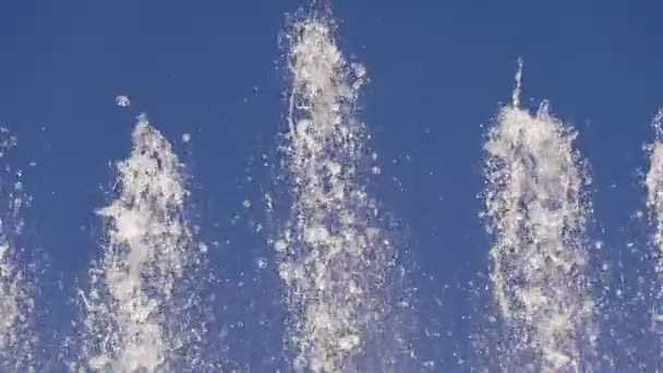 Jet de agua pura dirigido hacia arriba — Vídeo de stock