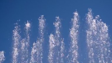 Jet mavi bir arka plan üzerinde dans