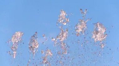 Kapalı su alır ve daha önce bir sonbahar kadar askıda kalıyor