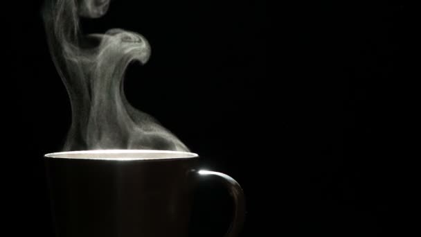 Vers gebrouwen koffie in een mok — Stockvideo