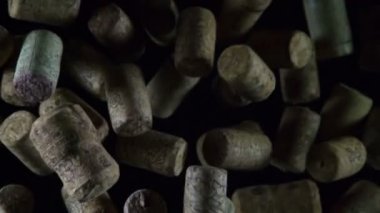 Şarap şişeleri mantarlar. Hava büyük miktarda şarap mantarlar yavaş yavaş siyah bir arka plan üzerinde sıkışmış. 240 fps hızında filme