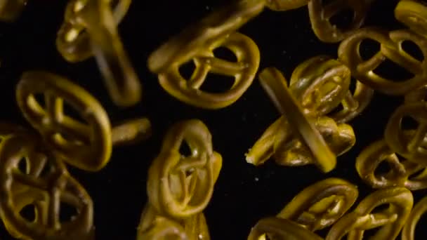 Redo Pretzels Med Salt Bakad Pretzels Mörkret Svävar Framför Kameran — Stockvideo