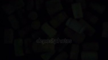 Yükselen şarap mantarlar. Hava büyük miktarda şarap mantarlar yavaş yavaş siyah bir arka plan üzerinde sıkışmış. 240 fps hızında filme