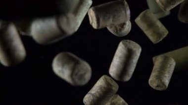 Üç sürümlerinde koyu arka plan üzerinde yükselen şarap mantarlar