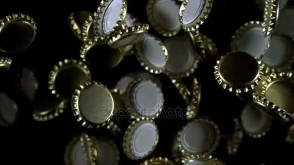 Variations Casquettes de bière Vol. Quatre variantes s'envolent vers le haut des bouchons de bouteille d'étain. Mouvement lent à 240 ips 