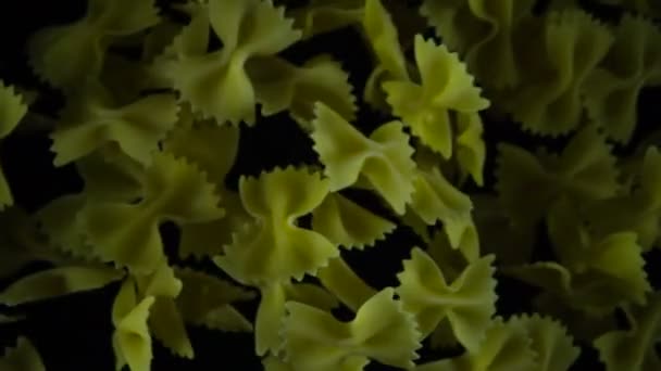 配料意大利菜 Farfalle 飞起来 挂在镜头前 然后飞离框架慢慢进入黑暗 以480Fps 的速度拍摄 — 图库视频影像