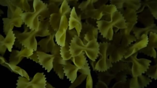 Pasta Form Von Schleifen Die Auf Dunklen Hintergrund Fallen — Stockvideo