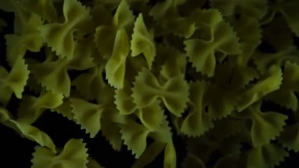 Pasta Forma Arcos Cayendo Sobre Fondo Oscuro — Vídeo de stock