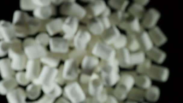 Morbido Marshmallow Piantato Gran Numero Marshmallow Leggeri Vola Nella Cornice — Video Stock