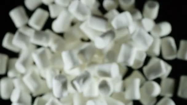 Μαλακό Marshmallow Πετούν Στο Πλαίσιο Σκούρο Φόντο — Αρχείο Βίντεο
