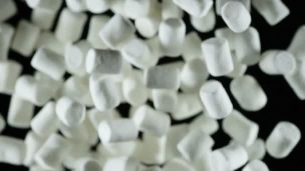 Chutný Malý Marshmallow Velký Počet Lehkých Marshmallow Letí Rámečku Tmy — Stock video
