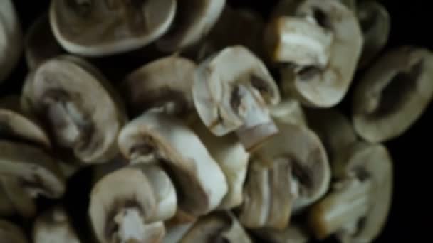 Champignon Champignons tombant sur fond sombre 