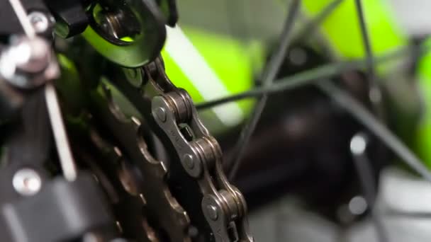 好油的自行车链条 自行车链条转动齿轮 机制停止 轮子继续转动 以240Fps 的速度拍摄 — 图库视频影像