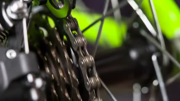 Ajuste Cadena Bicicletas Mecanismo Detiene Rueda Sigue Girando Filmado Una — Vídeos de Stock
