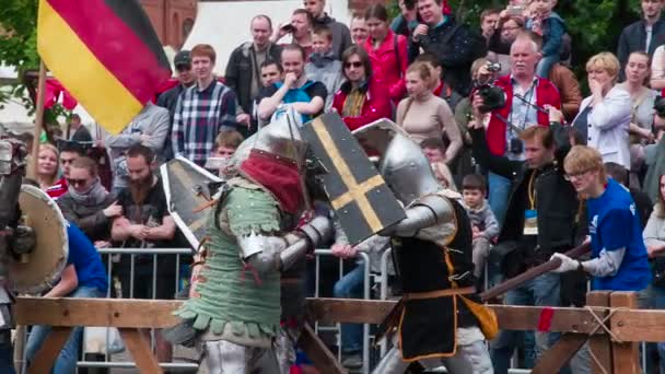Espectadores Desfrutam Batalhas Medievais Noturnas — Vídeo de Stock