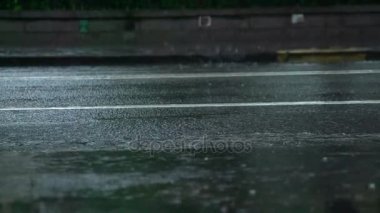  Tekerlekleri altında araba yolda su