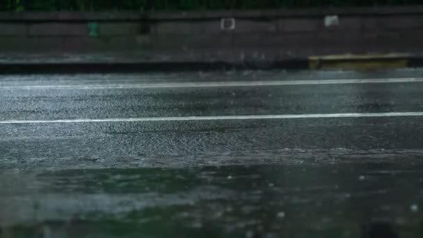 Acqua Sotto Ruote Dell Auto Strada — Video Stock