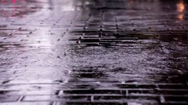 Şehrin kaldırım, ağır çekim düşen yağmur damlaları