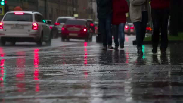 雨の中の歩行者 雨の間に濡れた歩道に足歩行者をクローズ アップ 240 Fps の速度で撮影 — ストック動画
