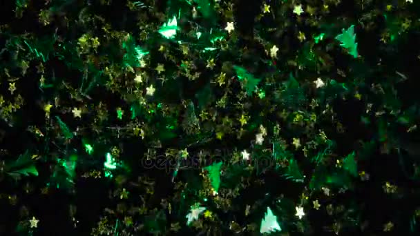 新年的五彩纸屑的飞行 明亮的闪闪发光的五彩纸屑在新年和圣诞节的主题是飞出黑暗进入镜头 以240Fps 的速度拍摄 — 图库视频影像