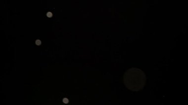 Rush Blizzard gece. Küçük beyaz parçacıklar siyah bir zemin üzerine hava akışı. Ağır çekim 240 fps hızında