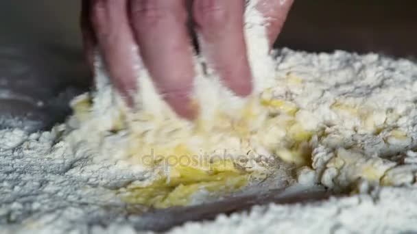 Massa Pizza Amassada Mãos Dos Homens Amassam Massa Dos Ingredientes — Vídeo de Stock